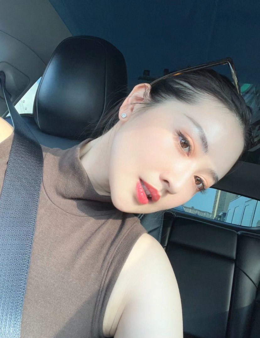 xiaotingzhou's tweet image. 这美女约你喝咖啡，你愿意吗？