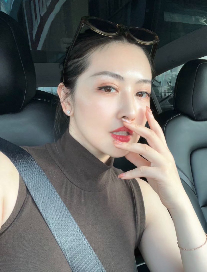 xiaotingzhou's tweet image. 这美女约你喝咖啡，你愿意吗？