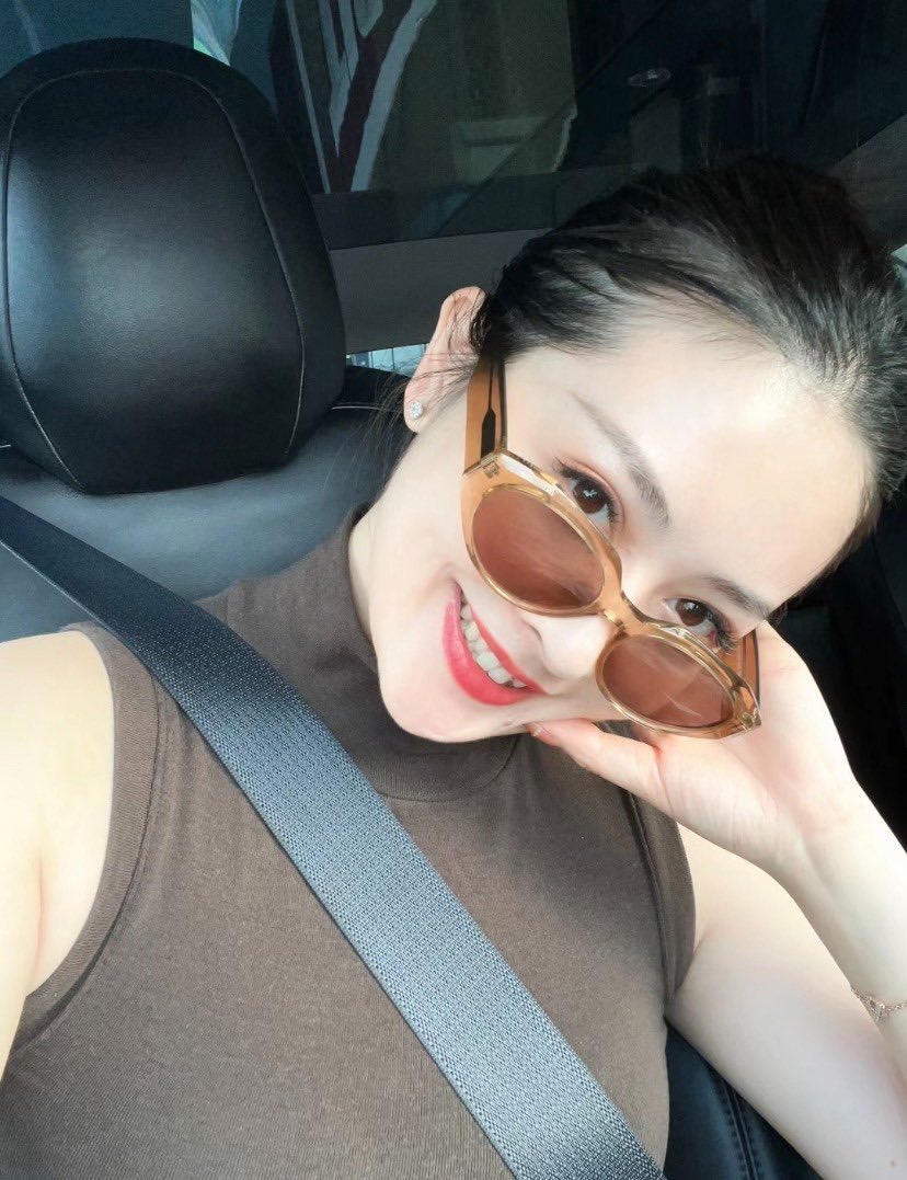 xiaotingzhou's tweet image. 这美女约你喝咖啡，你愿意吗？