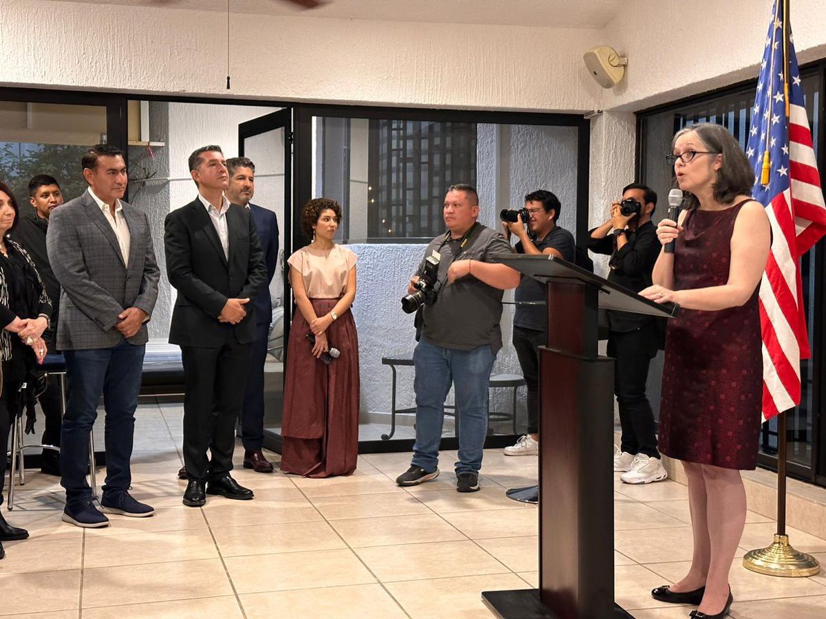 JCFloresMiramon's tweet photo. Fue un gusto asistir a la cálida recepción de bienvenida de la Cónsul General Amy Scanlon, su presencia en tierras mexicanas permite seguir estrechando lazos con nuestro país en temas educativos. Agradezco al @USCGGuadalajara por la invitación. https://t.co/BbXkOqXoL5