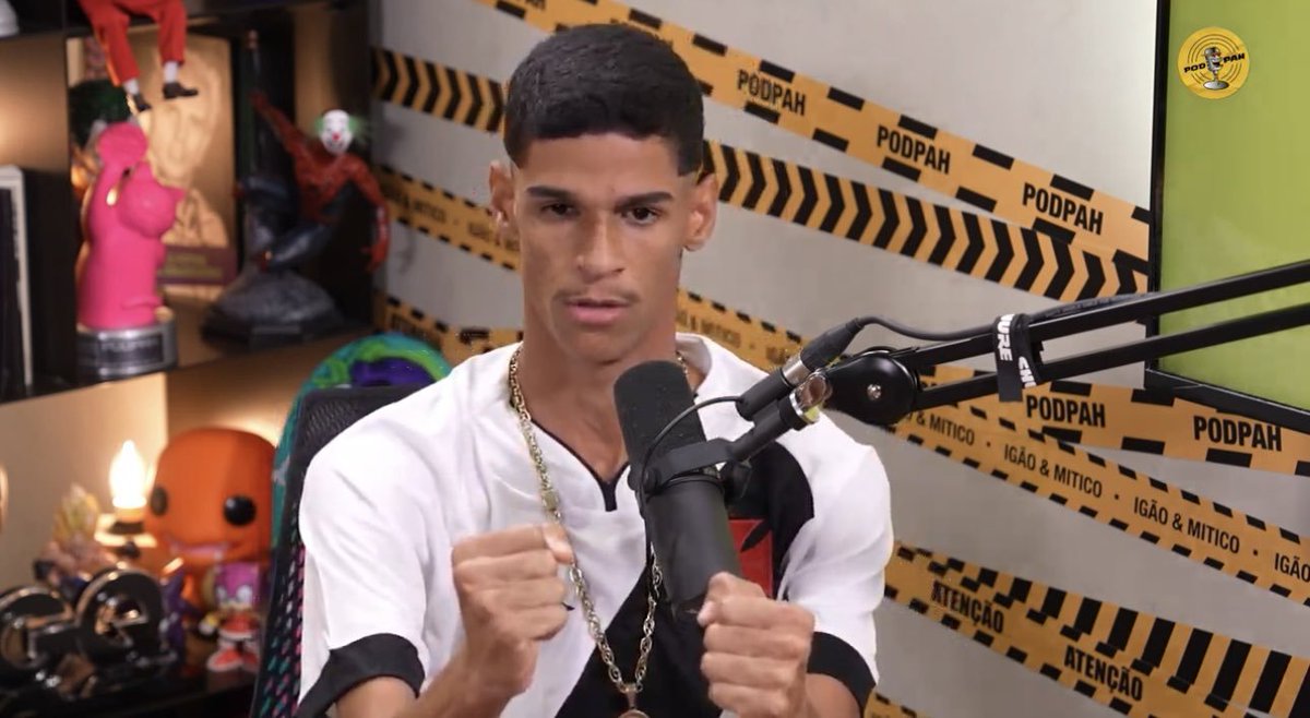 trapvirall's tweet image. "Se eu roubar seu relógio e cem anos depois você me encontrar o usando, ele será meu? Não.Então por que as tranças e a estética que o ORUAM ussa, que foram também roubadas da gringa e o BIEEL DE BANGU sempre usou,? A propriedade em si é um roubo."

-  Luva de Pedreiro, no Podpah.