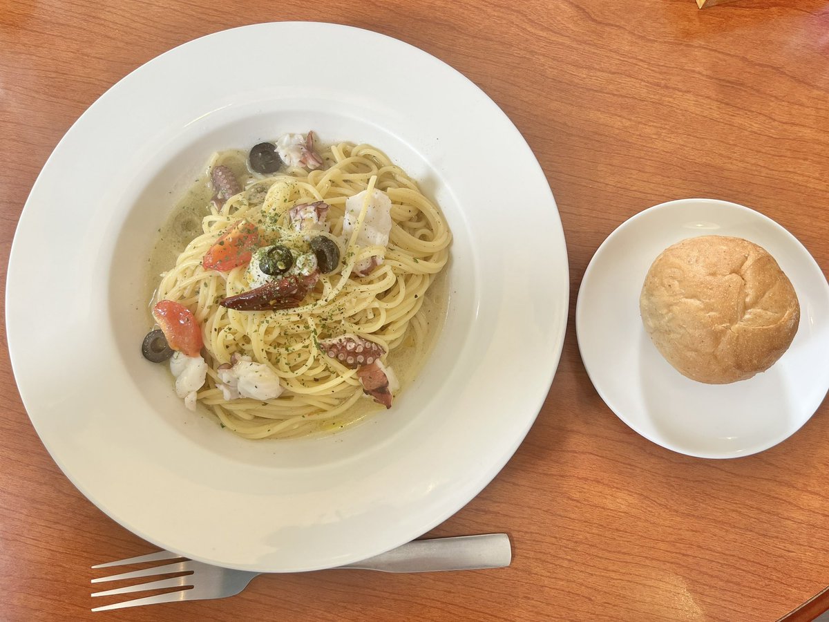 いつもどれ食べても美味しい🤤島だことオリーブのペペロンチーノ🐙🫒ピザも気になるけどパスタ選んじゃう毎回🍝はーるのお兄ちゃんとお父さんがやってるお店だお #ありさのグルメモ #classicblue