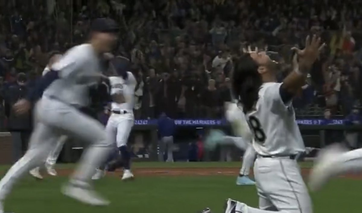 MarinerMuse's tweet photo. I love Eugenio Suarez. What an amazing reaction this is to JP Crawford’s walk off. https://t.co/g1io4qs1u6
