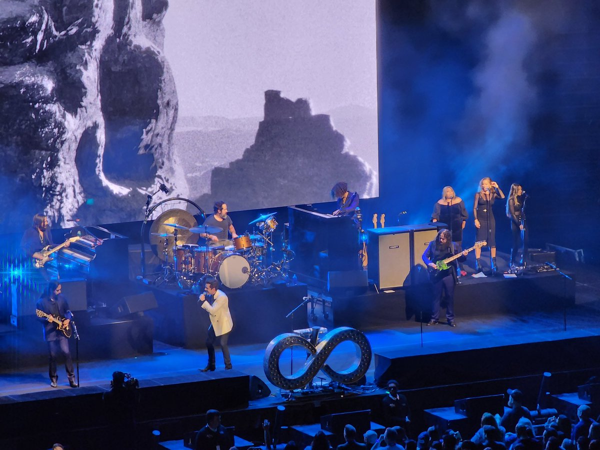 TalkToErik's tweet photo. Can you read my mind #WDAYRising ? @thekillers are putting on a fun show tonight. https://t.co/nepJBaOQ5U