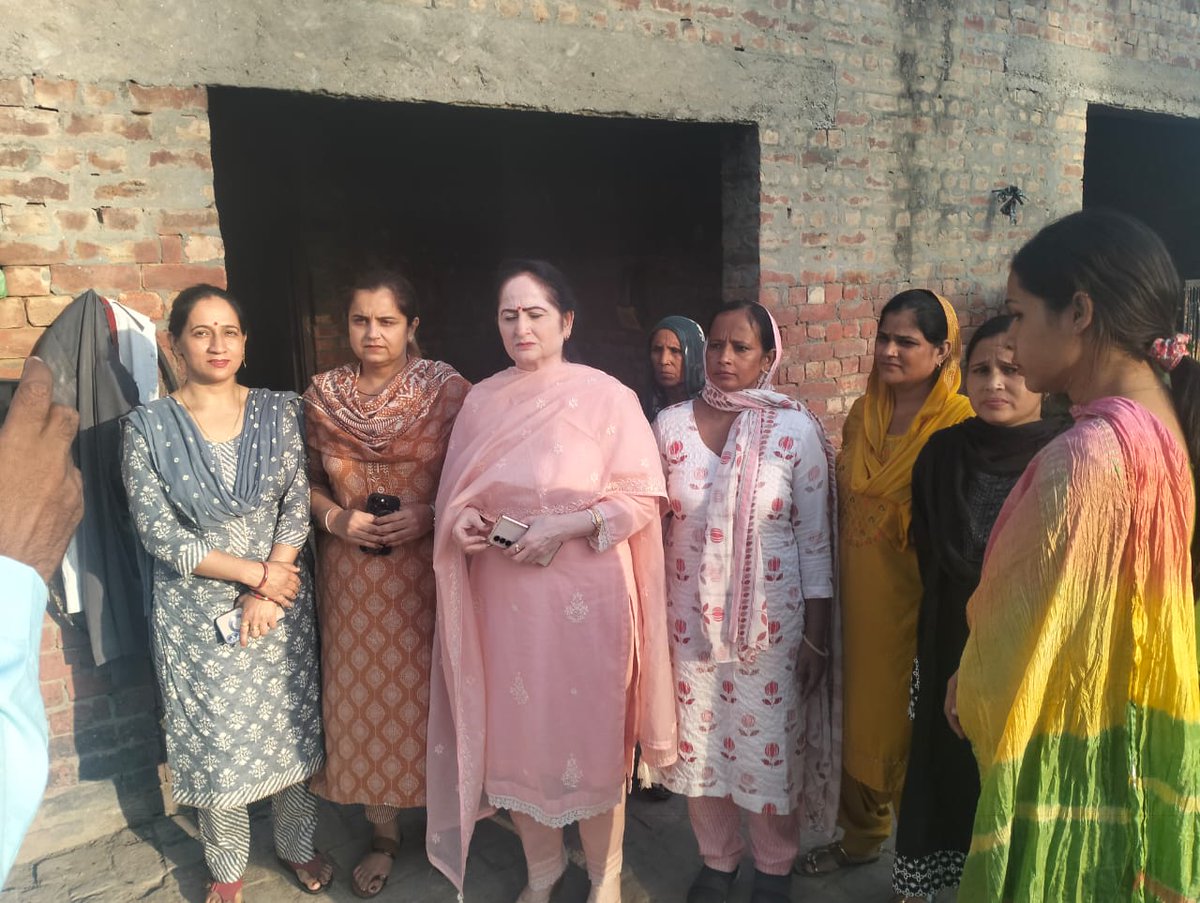 SudhaHpmc's tweet photo. कल पानीपत उन महिलाओं से मिलना हुआ जिनके साथ बहुत ही निंदनीय और वीभत्स घटना घटी थी। महिलाओं ने अपनी आप बीती सांझा की उनका दर्द सुनकर मैंने उनको भरोसा दिलाया कि कांग्रेस पार्टी उनके साथ है। भाजपा सरकार के राज में अपराधी बेखोफ घूम रहे है कानून का कोई डर नहीं है https://t.co/Td69Q1gdV5