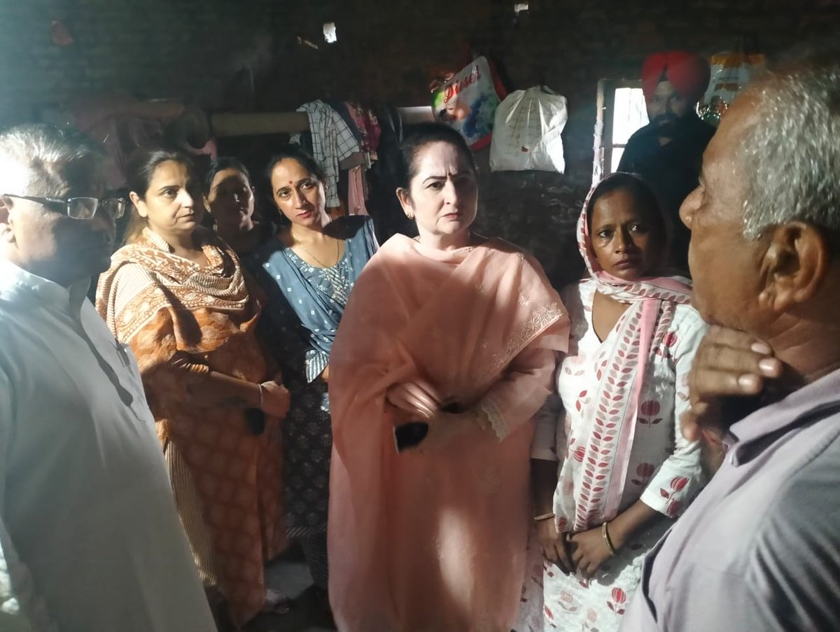 SudhaHpmc's tweet photo. कल पानीपत उन महिलाओं से मिलना हुआ जिनके साथ बहुत ही निंदनीय और वीभत्स घटना घटी थी। महिलाओं ने अपनी आप बीती सांझा की उनका दर्द सुनकर मैंने उनको भरोसा दिलाया कि कांग्रेस पार्टी उनके साथ है। भाजपा सरकार के राज में अपराधी बेखोफ घूम रहे है कानून का कोई डर नहीं है https://t.co/Td69Q1gdV5