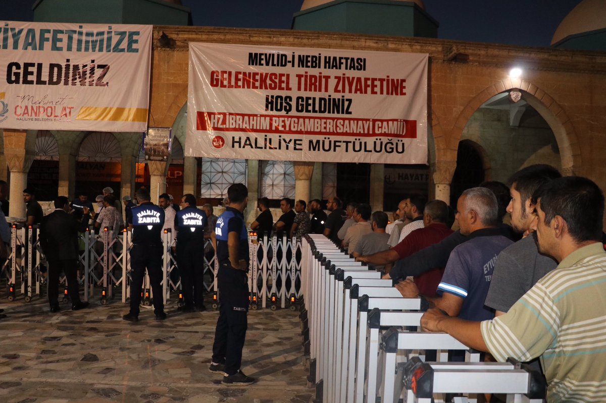 UrfaMuftulugu's tweet photo. Mevlid-i Nebi Haftası nedeniyle Hz. İbrahim Peygamber (Sanayi) Cami’nde tirit ziyafeti düzenlendi. İl Müftümüz Ramazan Tolan, tirit ziyafetine eşlik ederek, dualarda bulundu.
#urfa #tirit #MevlidiNebi #sabahnamazı https://t.co/FXHshe2Ucn