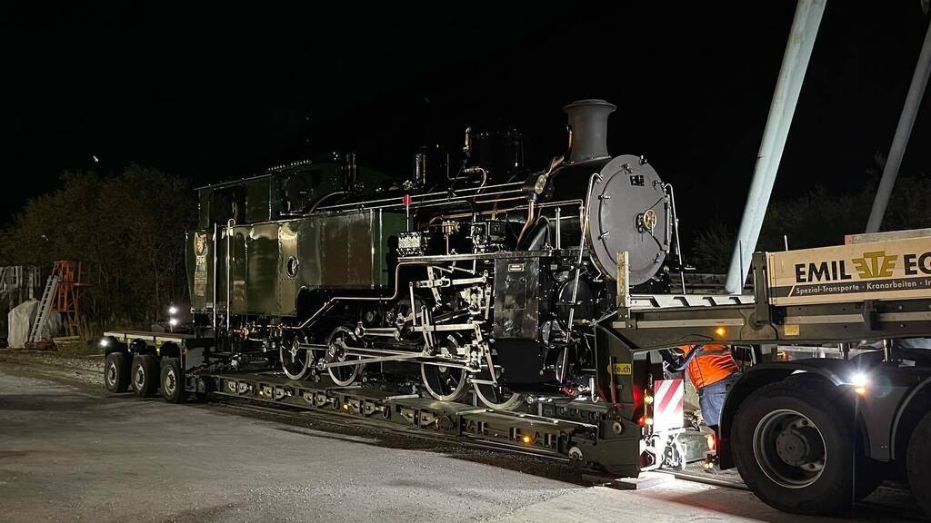 furkadampf's tweet photo. In der Nacht vom Donnerstag auf Freitag erreichte der sehnlichst erwartete Transport mit der HG 4/4 708 Realp. Unter Beobachtung der verantwortlichen Personen wurde die Lok abgeladen und in die Werkstätte neben die Schwesterlok 704 verschoben. Anschliess… https://t.co/re9StHwTIU https://t.co/lXMAOPHaFL