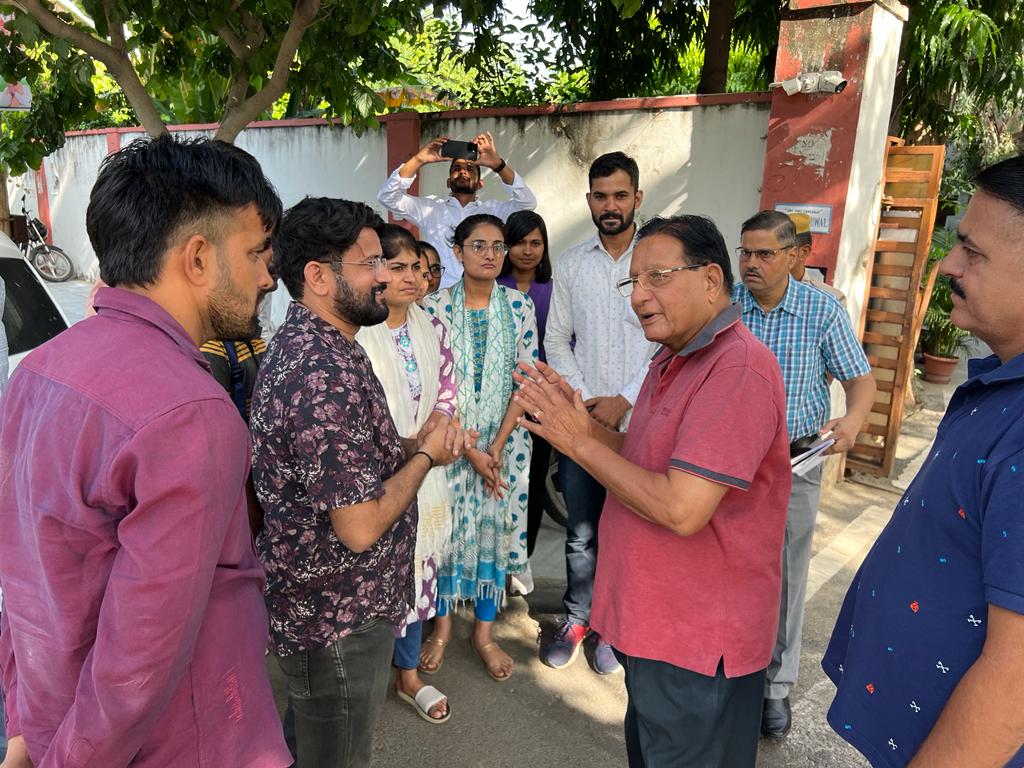 TheUpenYadav's tweet photo. फाइयरमैन भर्ती में चयनित अभ्यर्थियों को नियुक्ति देने की मांग को लेकर यूडीएच मंत्री शांति धारीवाल जी को ज्ञापन सौंपा l
स्वायत शासन विभाग निदेशक जी ने वादा किया था कि मंत्री महोदय जी के जयपुर आते ही चयनित अभ्यर्थियों की नियुक्ति आदेश जारी कर देंगे l
आज नियुक्ति आदेश के ख��शी के पल के इंतजार में चयनित अभ्यर्थी डीएलबी बैठे हुए है l
और पूरी उम्मीद है कि चयनित अभ्यर्थियों को आज माननीय मंत्री जी और निदेशक महोदय जी खुशियां देने का काम करेंगे l
@RajCMO