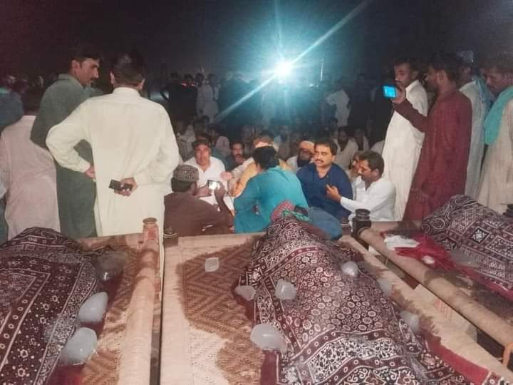 razaaa_Ahmed's tweet photo. رياستي دهشت گردي نا منظور
تاریخ ۾ لکیو ویندو تہ جڏھن پوري دنیا ۾ 12 ربیع الااول تي نبین جي سردار رحمت العالمین ﷺ جي ولادت جون خوشیون ملهایون پئي ویون تہ سنڌ کي لاشن جا تحفا ڏئي صفِ ماتم وڇرایو ویو💔
#Sakrandbleeds #SindhBleeds #StopTerrorisms #StopTerrorism https://t.co/jwfa2O0nTw