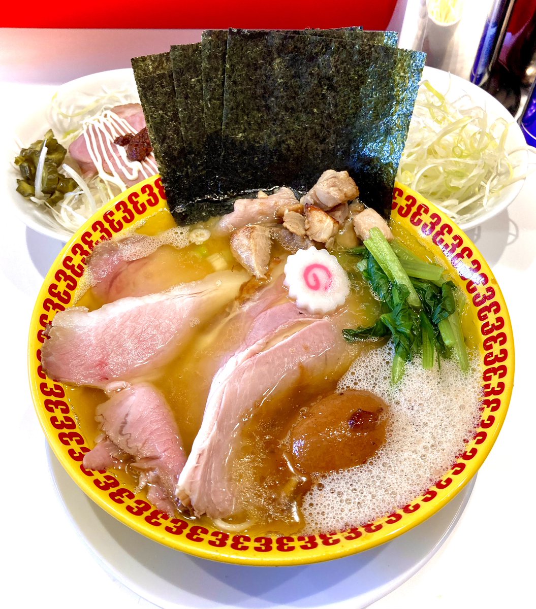 chifuupapa's tweet photo. 29の日🥩やって来ました♪
三浦家さん🤗
上ラーメン🍜TP燻製焼豚🍖
泡鶏豚スープうんま〜🤤
今日は何と言っても燻製焼豚🐽❣️
究極煮豚♪燻製コマチャ♪
ももチャーシュー♪燻製焼豚で♪
夢のチャーシュー麺完成🙌
それぞれ食感旨味風味違って旨旨💯
味玉🐟🥚美味とろ🫠
麺も堪らん🍜😋
続く…
#三浦家 https://t.co/7RchF8PTLu