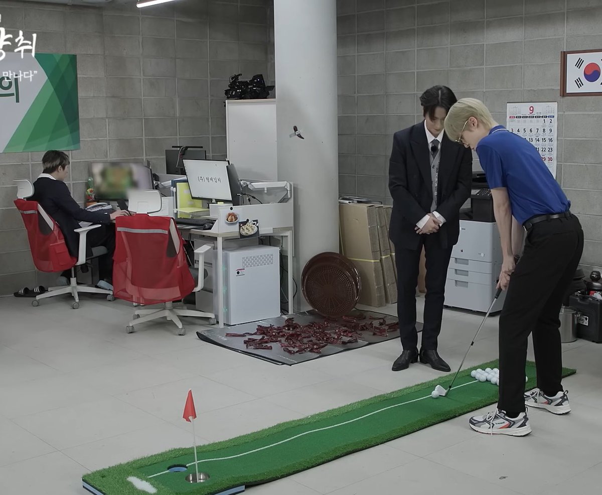 뭐하는 회사야
김사장 실내골프연습할때
옆에 어떤대리 대놓고 롤하는중