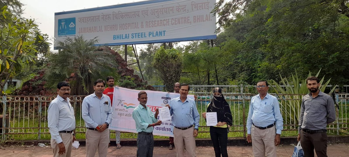 FSNLBhilai's tweet photo. #SwachhataHiSeva सार्वजनिक स्थानों पर प्लास्टिक कचरे और पर्यावरण को प्लास्टिक मुक्त बनाने के बारे में आम जनता को पंपलेट वितरण के माध्यम से जागरूक किया गया। पेट्रोल पंप, अस्पताल  #SwachhBharat #GarbageFreeIndia #SHS2023 @SteelMinIndia
@PibSteel #SpecialCampaign3.0 https://t.co/QPFBeA5Axp