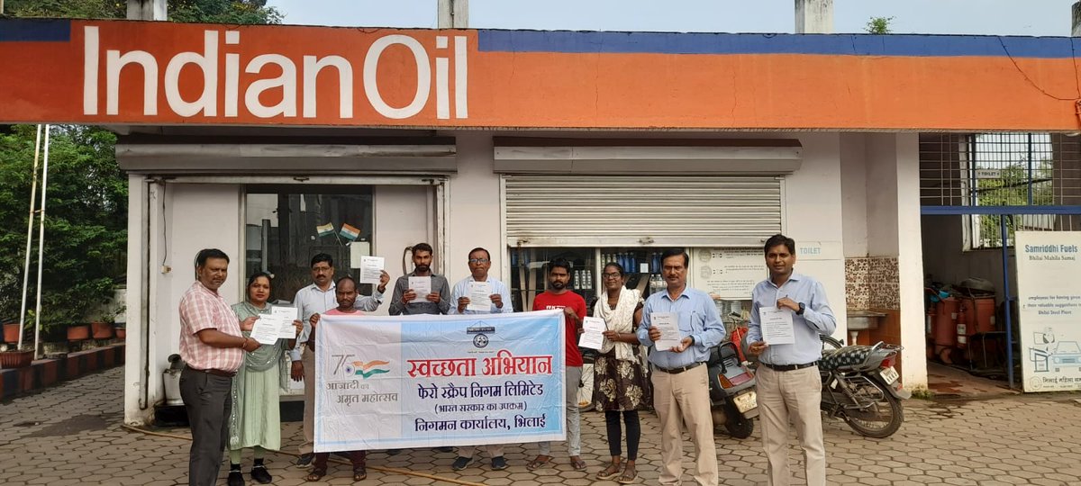 FSNLBhilai's tweet photo. #SwachhataHiSeva सार्वजनिक स्थानों पर प्लास्टिक कचरे और पर्यावरण को प्लास्टिक मुक्त बनाने के बारे में आम जनता को पंपलेट वितरण के माध्यम से जागरूक किया गया। पेट्रोल पंप, अस्पताल  #SwachhBharat #GarbageFreeIndia #SHS2023 @SteelMinIndia
@PibSteel #SpecialCampaign3.0 https://t.co/QPFBeA5Axp