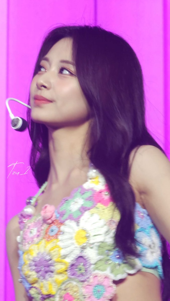 tzuarchives's tweet photo. tzuyu ain't called visual queen for anything.... https://t.co/Q7zlE9JcxI
