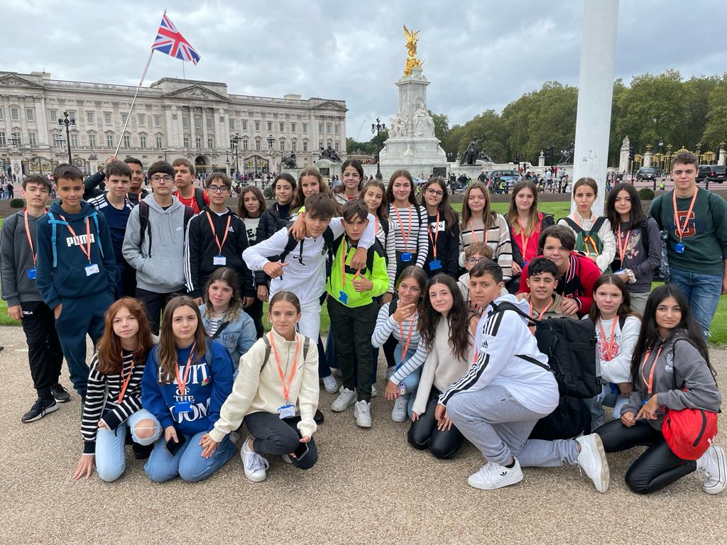 colevirgenvega's tweet photo. 🇬🇧¡Nuestros 👧👦han estado en Londres! 🇬🇧 Paseando, admirando y disfrutando de sus lugares más emblemáticos.
#InmersiónLingüística 🇬🇧
#FuenEnglish
#LoqueVivoloAprendo https://t.co/lJVWSRZDk6