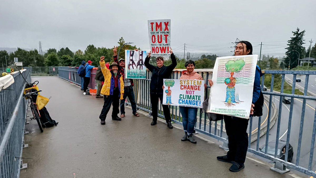 climate604's tweet photo. Photos from successful + energetic Sept. 27 banner drop in #NewWest against TMX + CGL pipeline w/ lots of supportive honks + people stopping by busy pedestrian bridge! People and Planet Before Profit and Pipelines!
United, we will win! #StopTMX #NoCGL #cdnpoli #vanpoli https://t.co/J9fICPcCcm