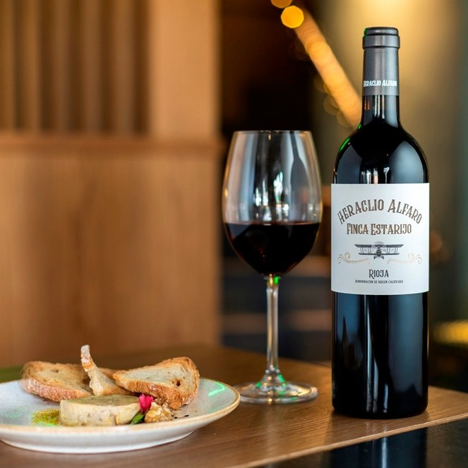 HeraclioAlfaro's tweet photo. Con el tiempo los poderosos taninos han tornado hacia una boca con tacto suave y delicado que hacen de #HeraclioAlfaro #FincaEstarijo un #rioja para deleitarse.
¡Disfrútalo!
#GrupoTerrasGauda #SomosTerrasGauda #riojawine #RiojaDOCA #wine #winelovers #winemoments https://t.co/BhvMip5nNu