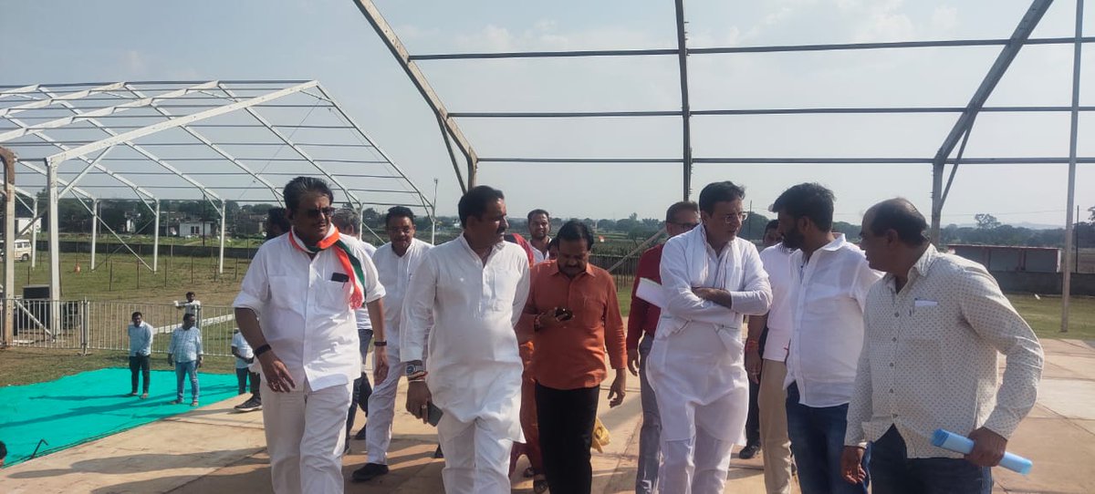 कल मध्यप्रदेश में होने वाली जननायक राहुल गांधी जी की जनआक्रोश जनसभा की तैयारी के संबंध में कालापीपल में सभा स्थल पर प्रदेश प्रभारी श्री रणदीप सुरजेवाला जी के साथ तैयारी के संबंध में चर्चा की।
<a href="/RahulGandhi/">Rahul Gandhi</a> <a href="/rssurjewala/">Randeep Singh Surjewala</a>

#जन_आक्रोश_यात्रा #MadhyaPradesh #RahulGandhi #MPElection2023