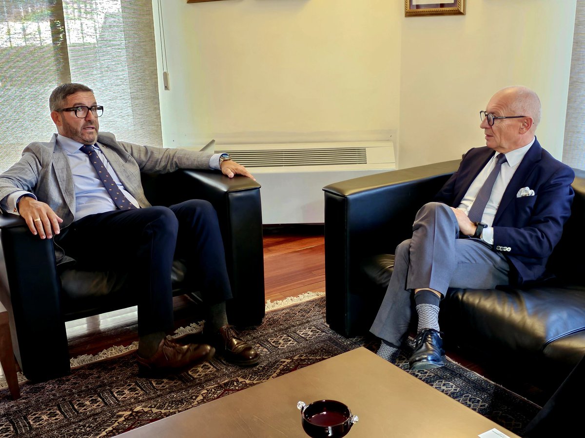 LiborSecka's tweet photo. Con el Presidente @migueldgparis hemos hablado hoy en @camaramurcia sobre intereses y retos mutuos: #competividad europea y el problema de #aqua, entre los más principales. Tratamos también perspectivas de cooperación regional. #ekonomickádiplomacie https://t.co/AwrvHE9F4f