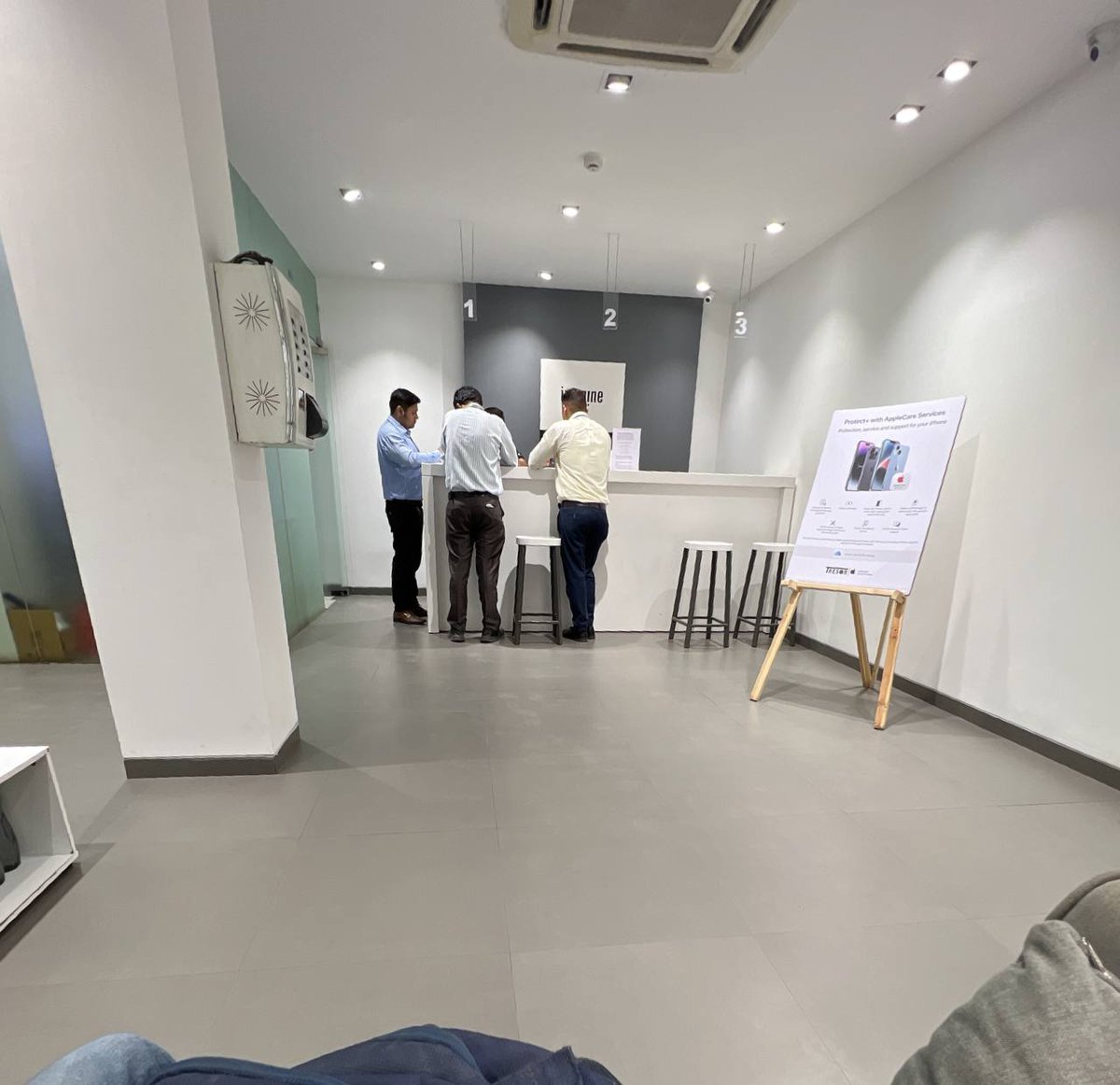 buggygaurav's tweet image. My experience with
@imagineapplepr
centre was very bad, they charged me 29.5k for a screen replacement which Apple did for free. Seems like many service centres are still charging for the Green screen issue. So I had to travel 650KM #AppleService #GreenScreenIssue #iphone13pro