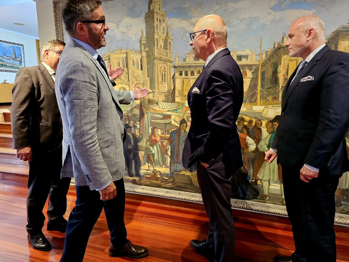 LiborSecka's tweet photo. Con el Presidente @migueldgparis hemos hablado hoy en @camaramurcia sobre intereses y retos mutuos: #competividad europea y el problema de #aqua, entre los más principales. Tratamos también perspectivas de cooperación regional. #ekonomickádiplomacie https://t.co/AwrvHE9F4f