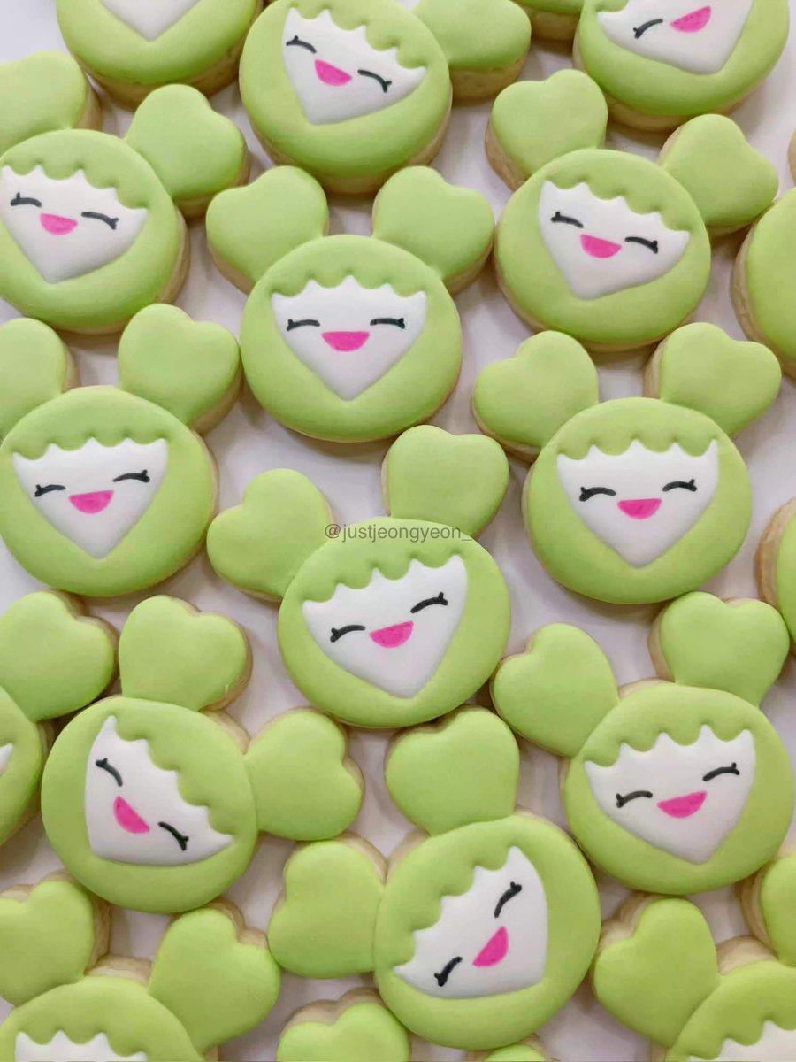 justjeongyeon_'s tweet photo. Mini jeongvely, mively, and twice cookies turned out so cute. Ready for RTB in Bulacan tomorrow. See you ONCES. I'm so excited to see Twice! Let's loudly cheer for the girls! 💚💖 

#TWICE_5TH_WORLD_TOUR_BULACAN #TWICE_5TH_WORLD_TOUR https://t.co/lJkn6ukW4u