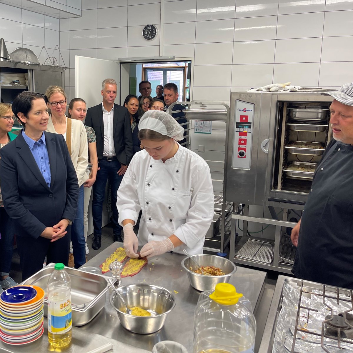 [1/2] 🍏🍅 🥦Erfolg in der #Öko-Modellregion #Niederrhein: Ministerin Gorißen besuchte heute die Schulmensa des @soskinderdorfde #Niederrhein, die als erste Kücheneinrichtung eine #Bio-Zertifizierung in der Modellregion erhielt ℹ️👉url.nrw/fnvr