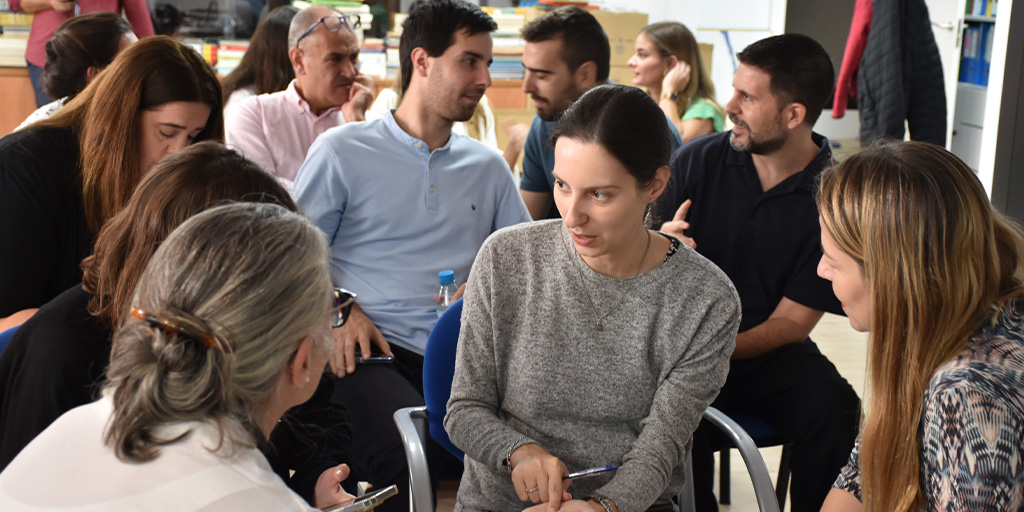 Telespectadors's tweet photo. 🧑‍🏫Els docents del Programa d'Educació Audiovisual es van reunir ahir per preparar el nou curs escolar. 🆕Es van presentar les novetats del #PEA, les eines educatives🎓 i es va remarcar la importància de la constant formació en l'entorn digital📱

👉https://t.co/iqRuMLCjzx https://t.co/F9XXz9o23B