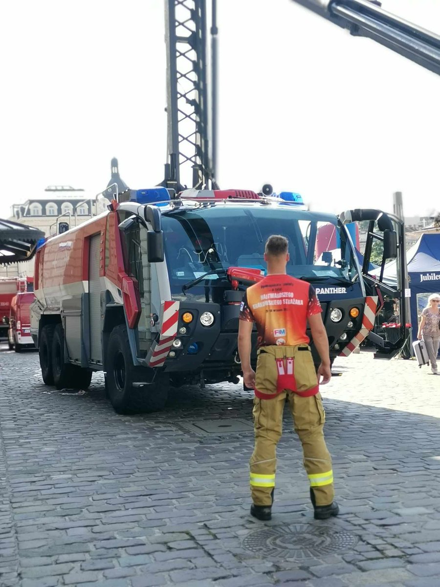 KrakowAirport's tweet photo. W Krakowie trwają zawody "Krakowski najtwardszy strażak"👨‍🚒 z udziałem #LSRG #KrakowAirport✈️ Trzymamy kciuki za wszystkich strażaków 🚒 #flyKRK💙 #KomendaMiejskaPSP https://t.co/CoiaLppHAV