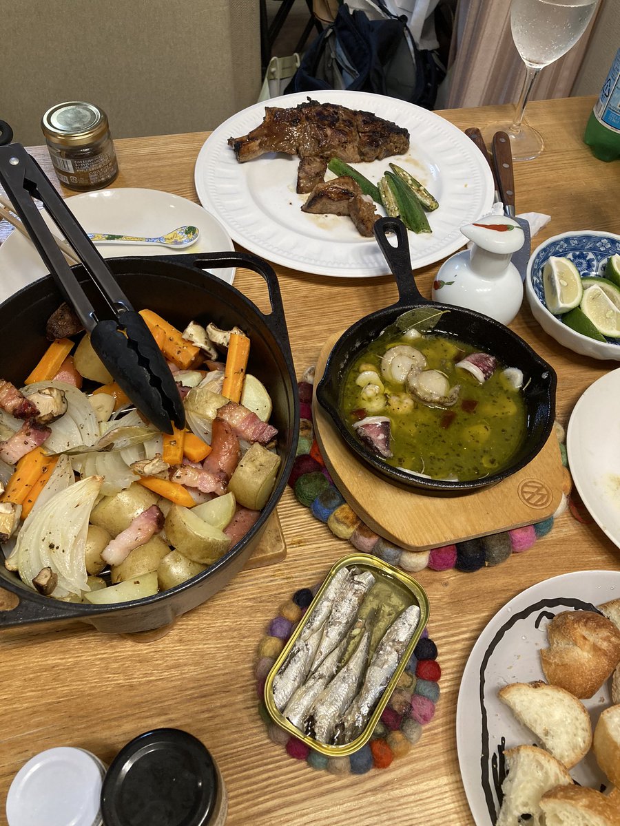 Tafuta5026's tweet photo. 今日の夕飯。
今日は在宅勤務だったから仕事が終わった途端に夕飯支度を始めました。いつものダッチオーブンにオクさんがイタリアフェアで買ってた仔牛のステーキ、オイルサーディン缶、シーフードアヒージョ。晩酌は #GOOSEIPA
やっぱりイタリアン好きだなぁ https://t.co/FRQel9Xhlj