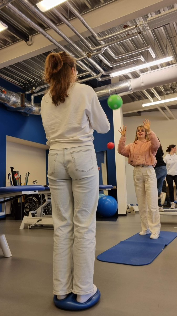 SOMT_UoP's tweet image. Bij SOMT University of Physiotherapy leiden we je op tot specialist van het menselijk bewegingsapparaat. En dat brengen we in onze lessen soms heel letterlijk in praktijk: door te bewegen dus!

#somt #fysiotherapie