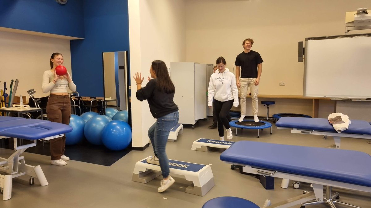 SOMT_UoP's tweet image. Bij SOMT University of Physiotherapy leiden we je op tot specialist van het menselijk bewegingsapparaat. En dat brengen we in onze lessen soms heel letterlijk in praktijk: door te bewegen dus!

#somt #fysiotherapie