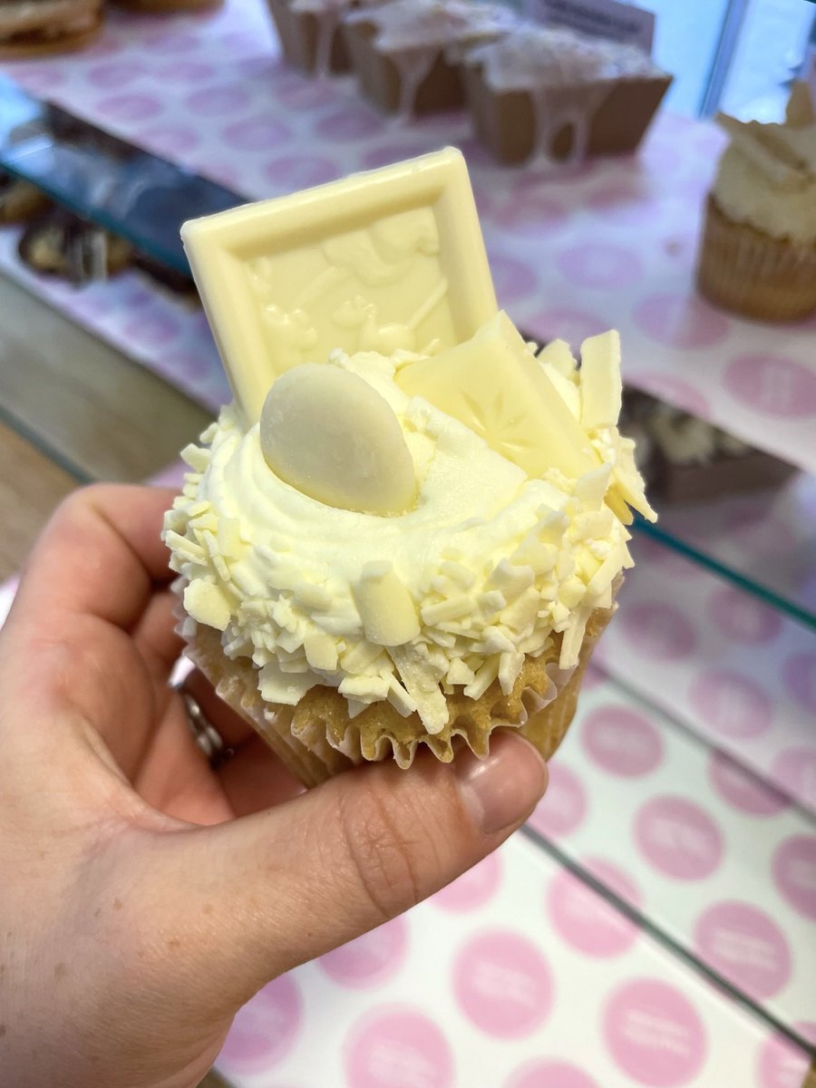 🧁🎉 TGIF! 🎉🧁
Who else agrees that working on a Friday deserves a sweet reward? 🙋‍♀️🙋‍♂️ Well, I'm here to indulge in some #FridayTreat vibes, and what better way to do it than with a delightful cupcake? 🍰💕