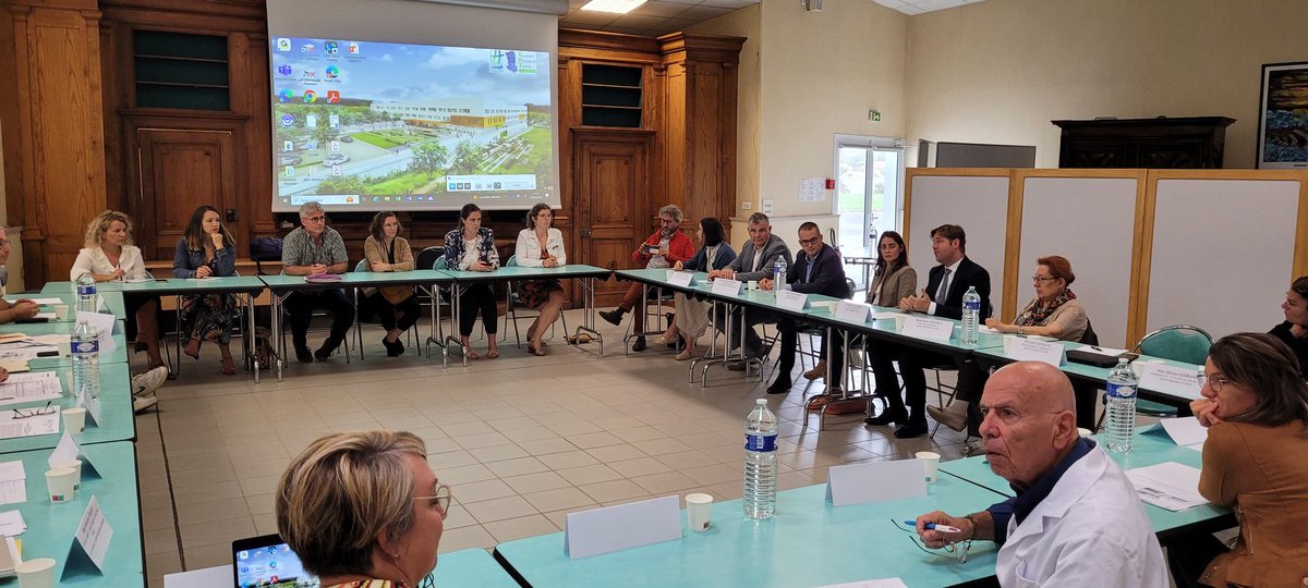 ARS_NA_DD79's tweet photo. @ElleboodeB  rencontre les équipes du centre public de santé et les représentants des cinq  CPTS  du département pour évoquer la démographie médicale, l'attractivité des territoires et les solutions innovantes à déployer pour répondre aux besoins de santé de la population. https://t.co/4i915YdzL9