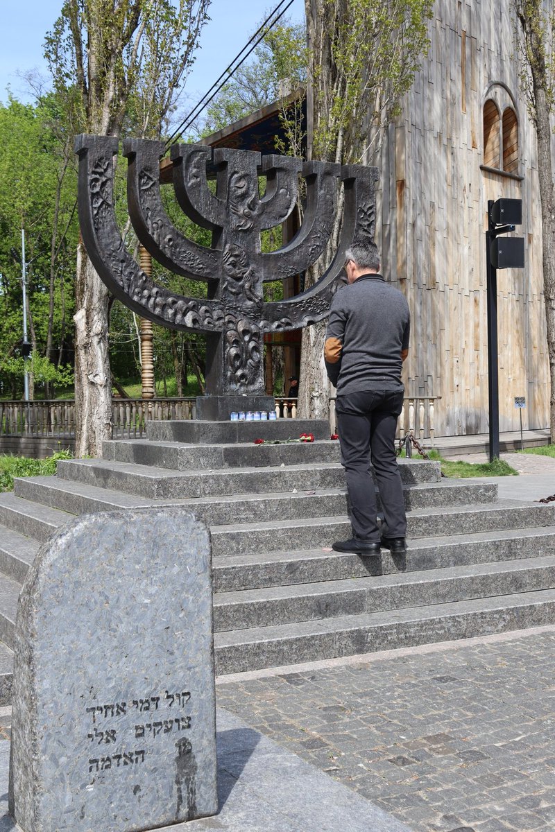 Am 29. und 30. September 1941 erschossen deutsche Nationalsozialisten und ihre Helfer im Tal Babyn Jar bei Kyiw 33.771 Jüdinnen und Juden. Das war das größte einzelne Massaker an Juden im Zweiten Weltkrieg. Insgesamt forderten die Massenerschießungen, der sogenannte „Holocaust