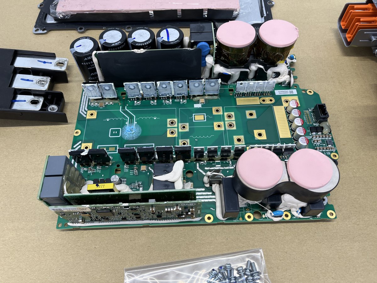 YamamotoPENU's tweet photo. RTのATTO3(BYD)の分解解説。
バッテリー充電器とDC-DCコンバーター部。
既視感のある風景。
BYDが、Dolphin、ATTO3、SEALの共通設計された電気系システムにおいて使用部品をどの様に使い分けているかをチェック予定。
間に合えばネプコンジャパンでお披露目予定。 https://t.co/BRHuH6mxUj
