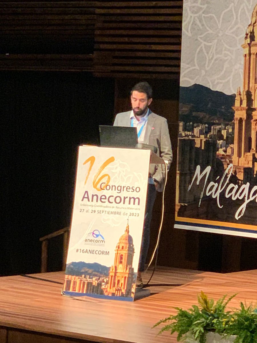 RosaliaDue's tweet photo. Última jornada de #16ANECORM con la defensa de los pósters finalistas #HospitalLaPaz @alex_del_canto https://t.co/lZLpg0ZFDZ