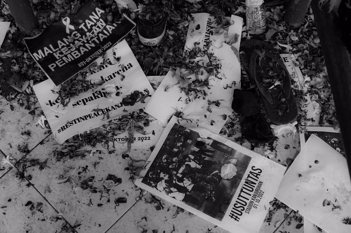 crazylionzine's tweet photo. Nawak ayo fokuskan pikiran, tenaga dan materi untuk memperingati 1 tahun Tragedi Kanjuruhan. 
Bismillah, dengan nama Tuhan, atas nama keadilan, kami Arek Malang merapal doa; Malang Kucecwara! 
#1TahunTragediKanjuruhan 
#KanjuruhanBelumTuntas https://t.co/wl8HFfilg5