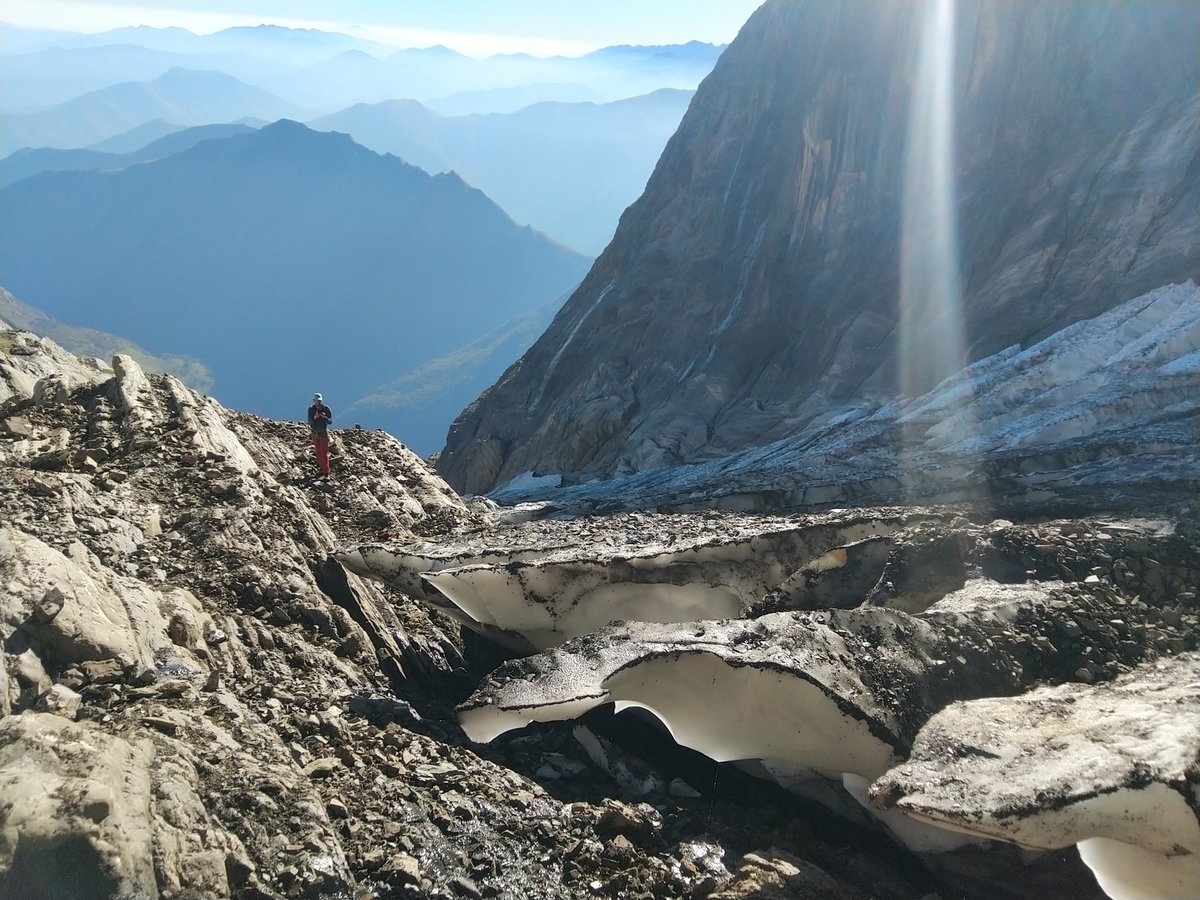 PARC_PA's tweet photo. Mesure du glacier d'Arcouzan 4 : le glacier est très crevassé. Il a perdu en épaisseur depuis la dernière mesure en septembre 2021.
@kamelchibli @Occitanie @ariegeledpt https://t.co/0gcMarBOBi