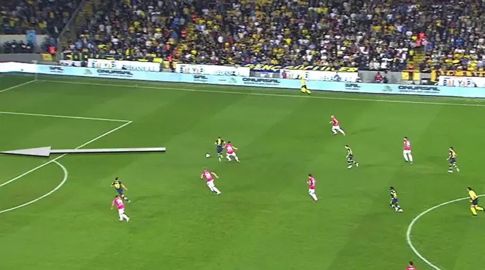 12numara_mehmet's tweet photo. 💥💥💥💥💥 

Alper Ulusoy, Fenerbahçemizin bu sezon 3 maçında görev aldı.

❌️ Fenerbahçemizin, Gaziantep FK ile oynadığı maçta Ferdi'nin ortasında ceza sahasında elle oynamaya gösterilen penaltıyı, VAR hakemi ile birlikte iptal ettirdi.

❌️ Ankaragücü ile oynadığımız maçta Kaptanımız Edin Dzeko, Mert Çetin tarafından bariz gol pozisyonunda düşürüldü. Mert Çetin'e bu pozisyonda kırmızı kart gösterilmedi. Bu pozisyonda orta hakemi pozisyonu izlemeye davet etmedi.

❌️ Ankaragücü maçında Fred'in ceza sahasında düşürüldüğü pozisyonda orta hakemi pozisyonu izlemeye davet etmedi.

❌️ Başakşehir maçında Deniz Türüç'ün, Jayden Oostorwolde'ye attığı yumruğu görmezden geldi ve orta hakemi pozisyonu izlemeye davet etmedi.

❌️ GÖREV ALDIĞI 3 MAÇIMIZDA DA DİREKT MAÇIN GİDİŞATINA ETKİ EDEN HATALAR YAPAN ALPER ULUSOY'UN BİR DAHA MAÇLARIMIZDA GÖREVLENDİRİLMESİNİ KABUL ETMİYORUZ.
