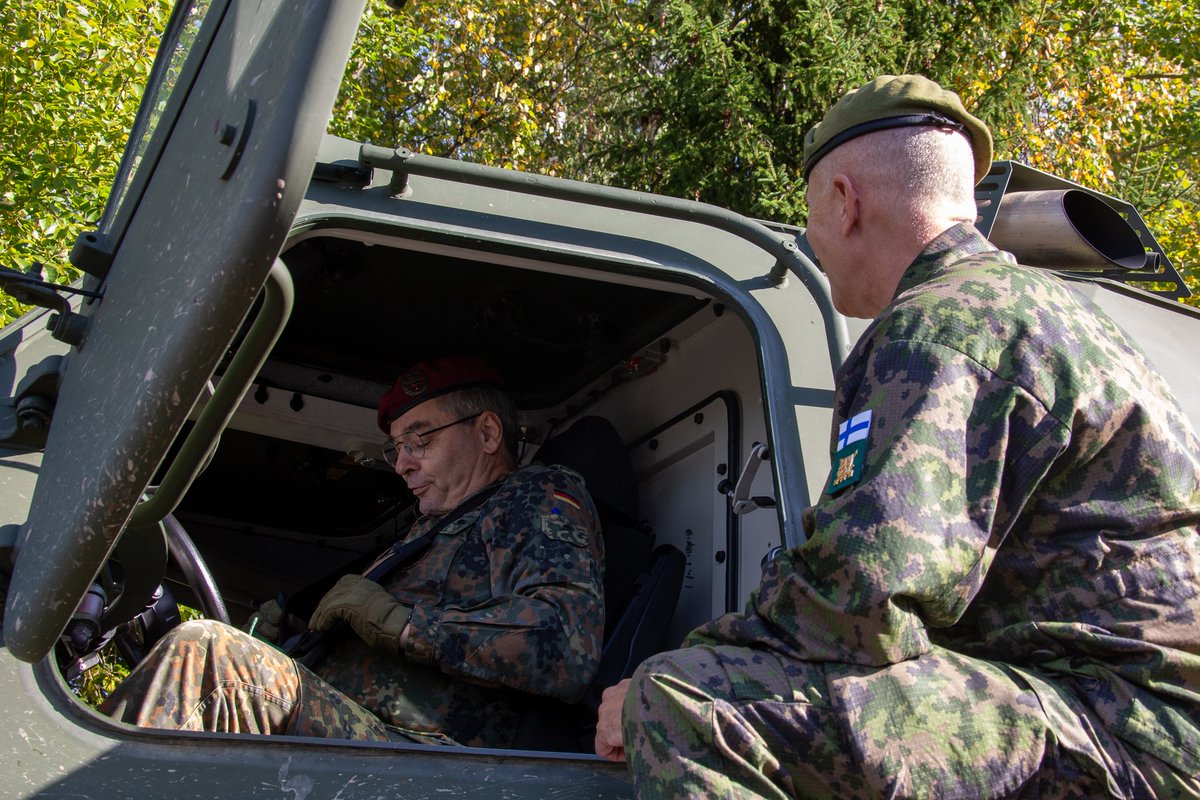 FIARCOM's tweet photo. Saksan MAAVKOM kenrl Alfons Mais @Inspekteur_Heer teki työvierailun @Maavoimat, @PanssariPR ja #Millog. We exchanged views on Nato Integration, future 🇩🇪⚔️🇫🇮 Army cooperation, logistics and maintenace, and 🇫🇮experiences on Common Armoured Vehicle Systems (Patria 6x6 APC). https://t.co/AZQRKbzU7A