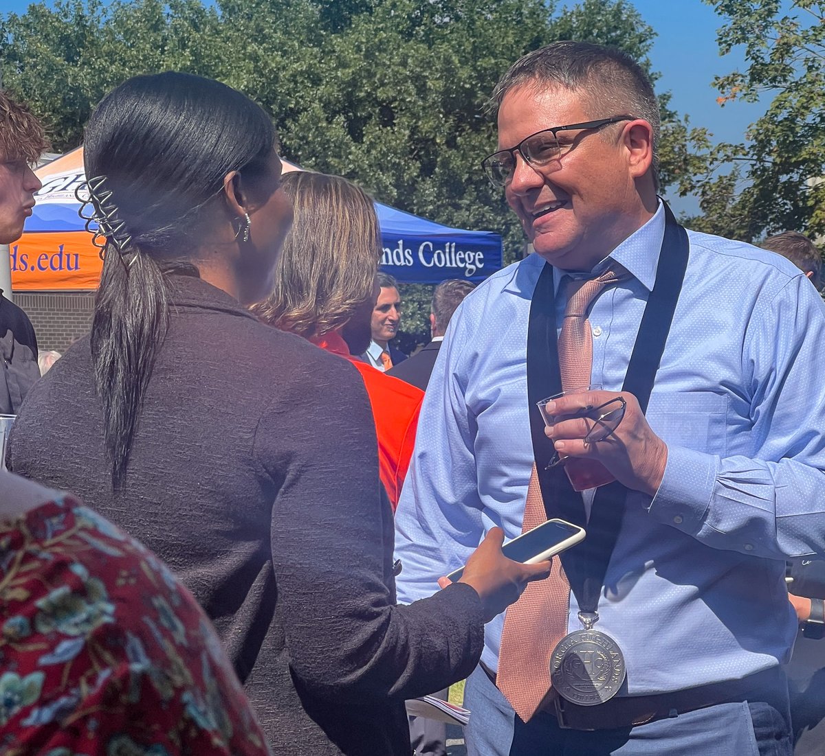 6MilePost's tweet image. Here's a behind-the-scenes look of Savannah Pollocks, our news editor, interviewing @GaHighlands president Mike Hobbs during his inauguration yesterday. 🎓

This story will be featured in our newest print edition, which will be out soon. 📰 #RomeGa