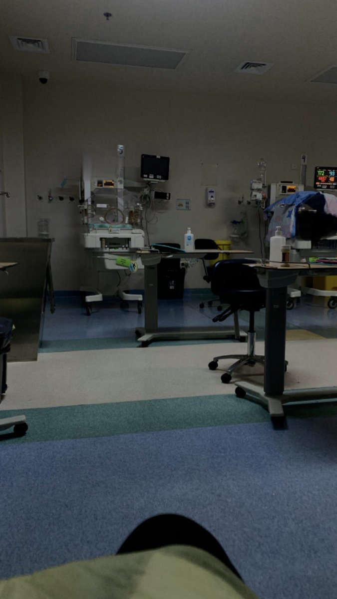 من اصعب الأقسام رغم لطافة أحجام الأطفال وحُب الاهتمام فيهم لكن عشت فيه أقسى الأيام،مرارة شعور إن رضيع خدج بعمر شهر يموت بين يدي ولا اقدر أسوي له إنعاش لأنه DNR اخر غمضات عيونه وهو يطالع بعيني وما بيدي غير أمسح على راسه واودعه، الحياة تقوينا بالطريقة الصعبة وبوجعك لازم تقوى وتكمل.