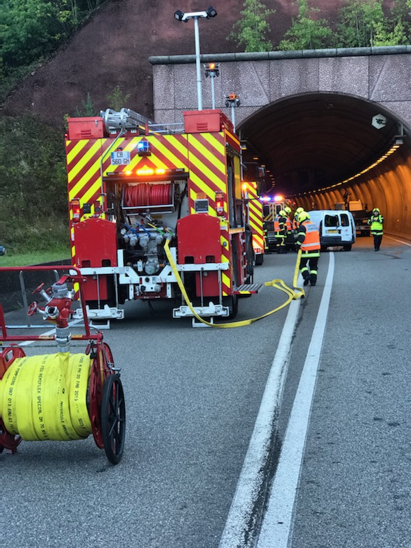 Cette semaine, 15 #Pompiers67 de Schirmeck ont participé à un exercice de secours routier interservices au tunnel de Schirmeck.
Scénario : accident entre 2 VL avec deux victimes incarcérées.
Objectifs : tester la coordination entre les acteurs et les installations techniques.