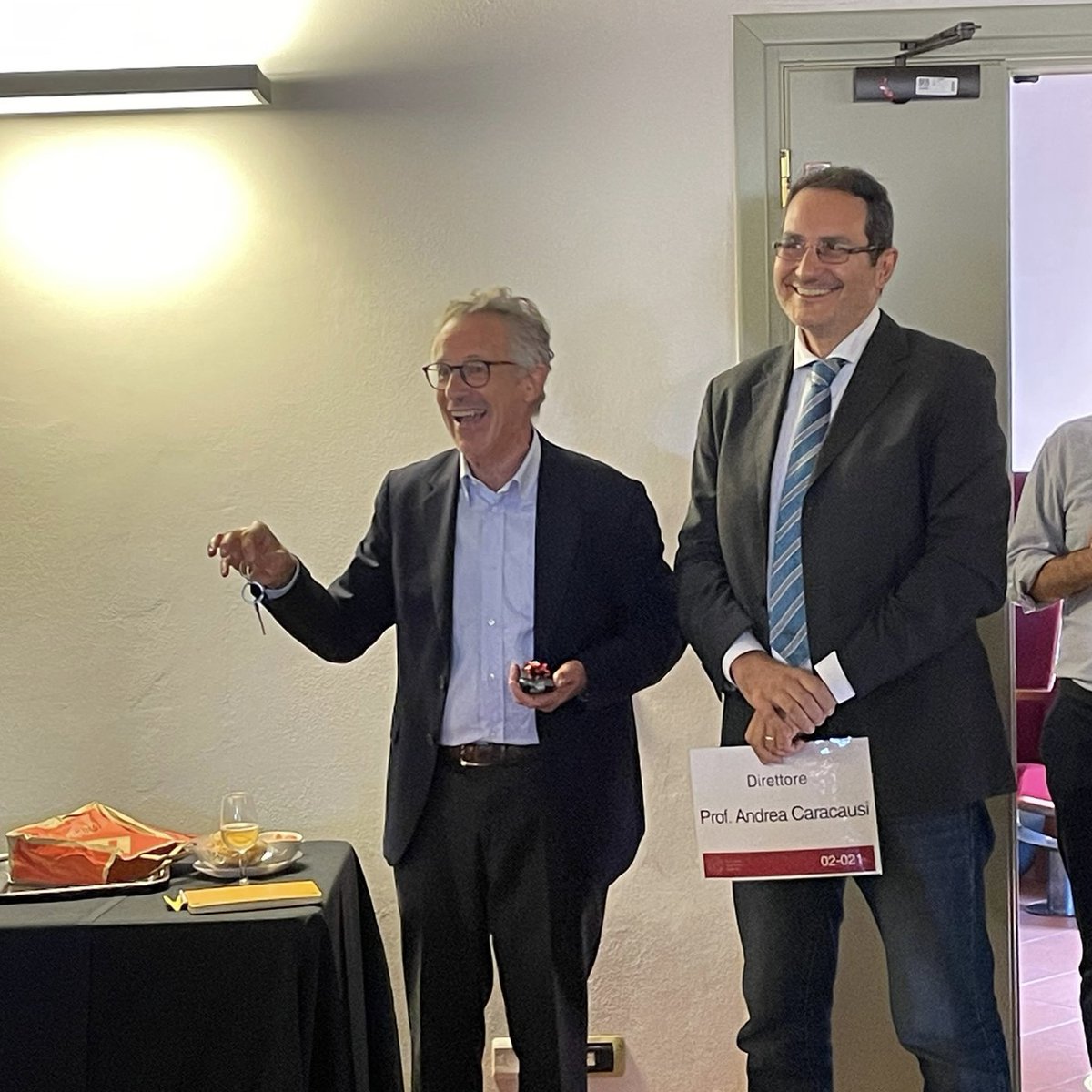 Questa settimana abbiamo festeggiato il nostro Direttore uscente Professor Gianluigi Baldo, ringraziandolo per il grandissimo impegno profuso in questi anni, e abbiamo assistito al passaggio delle chiavi dell'ufficio di direzione al nuovo Direttore Professor Andrea Caracausi!