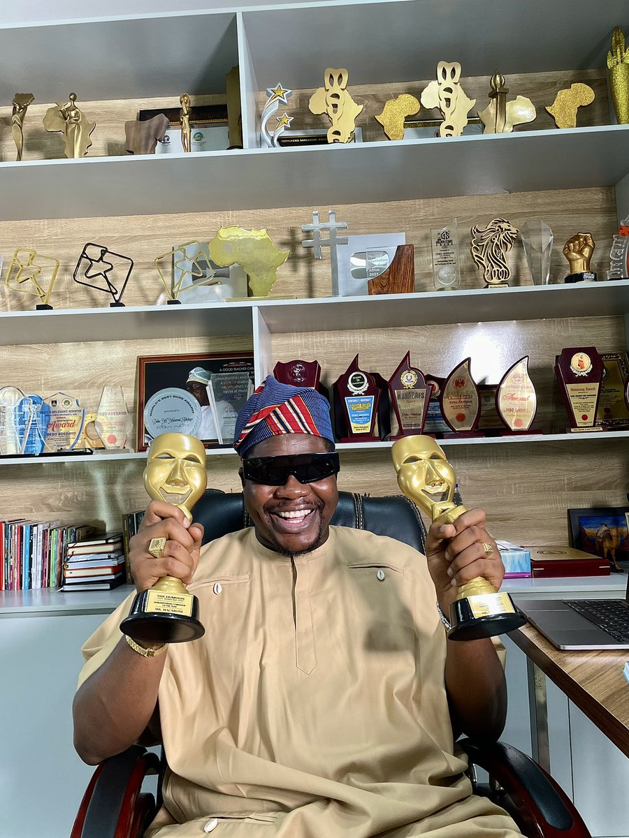 mrmacaroni's tweet photo. I was the one that… I was the one that… 
I was the one that just won The Humour Awards Fans Favorite and Humanitarian of The Year. 
Thank you all. https://t.co/Rxbb83Xm5m