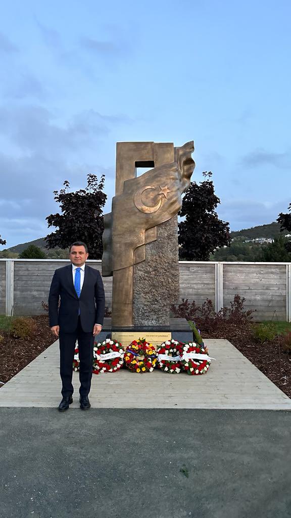 Çok uzaklardan,
Kanada’nın New Faundland Eyaleti’nin başkenti St. John’s’tan selâm ederim. 
ÇANAKKALE RUHU ANITI’nı bu topraklarda inşâ etmekten dolayı bahtiyârız. Dünyanın öbür ucunda, Çanakkale Savaşları’nda muharebelere katılan Kahraman Mehmetçiklerimizin aziz hatıraları için