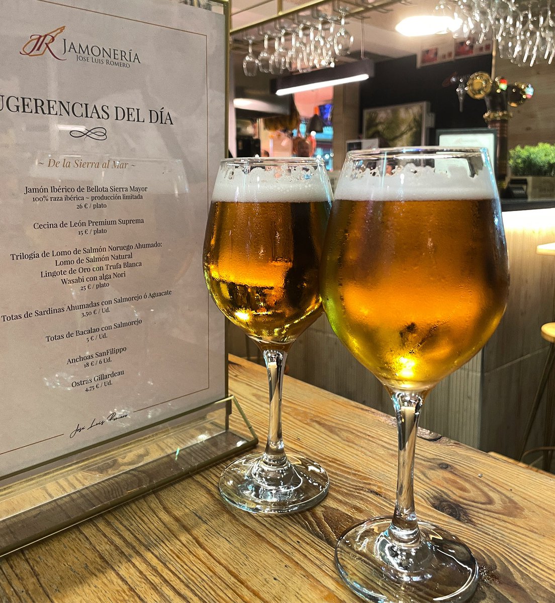 It’s Cold Beer O’clock🍺! 
<a href="/JamoneriaJLR/">Jamonería José Luis Romero</a> #triana #sevilla #beeroclock #azaharbeer