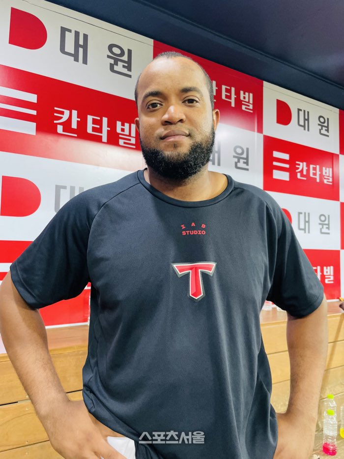 maybe_kiatigers's tweet photo. ‘0.5경기 차 SSG 만나는’ KIA 소크라테스 “100%를 다해 무조건 이기겠다” [SS인터뷰] | 스포츠서울 https://t.co/kOmskIMwlI

소크라테스는 “중심타선 두 명이 빠졌다 하더라도, 팀에 여전히 재능있는 선수들이 많다. 그 선수들이 잘해주리라 믿고 있다”고 말했다. https://t.co/MUPTm0JbND